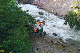 Tìm thấy thi thể người đàn ông Hà Nội nhảy xuống suối cứu con